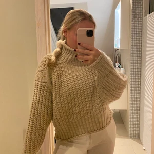 Stickad beige tröja - Stickad beige tröja. Använd och lite nopprig. Tröjan är något kortare, vilket är super snyggt! Plus att den är fin till höstens färger! Passar xs-s💕