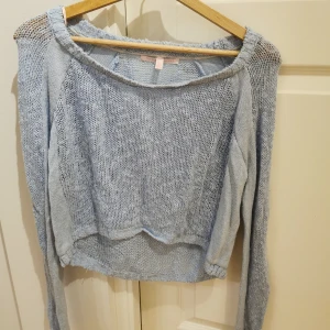 Ljusblå stickad tröja från vs, strl xs - En ljusblå stickad tröja från Victoria secret, strl xs men skulle säkert passa någon med S