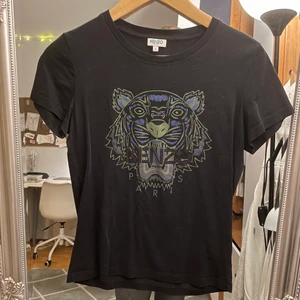Kenzo tisha!! - Svart t-shirt i storlek S från Kenzo! Använd fåtal gånger! Köpt för 900kr på Johnells, säljer för 200kr!💕   kom med egna bud💕