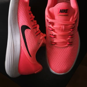 Nike Lunarconverge  - De är i nyckick helt oanvända Nike löparskor med Lunarlon teknologi i sulan för grym komfort och Lättvikt. De är för stora för mig tyvärr. finns i Stockholms området o kan mötas upp, eller posta dem om du bor långt bort fraktkostnaden betalas av köparen o fraktas på det sätt du själv önskar. Lägg ett bud! 