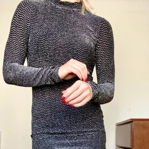GLITTRIG NYÅRSKLÄNNING ✨ - Glittra på nyår med den här svartglittriga fodralklänningen i stretchigt material! Storlek 36, inköpt i DK 👗 5 plagg för 200 👗