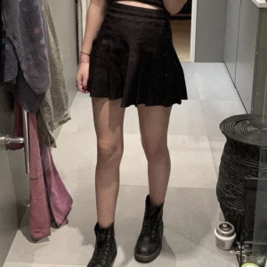 American Apparel Tenniskjol - hej alla 2015 tumblr kids, säljer min svarta tenniskjol från american apparel i storlek xs. den är i bra skick då jag inte använt den så mycket. 🖤