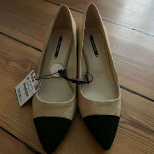 ZARA skor - Pumps från ZARA. Mockaimitation. Skorna är aldrig använda, endast testade hemma. På ena hälen finns det några svarta streck, dessa går att ta bort med rengöring. PERFEKTA pumps för höst/vinter. 