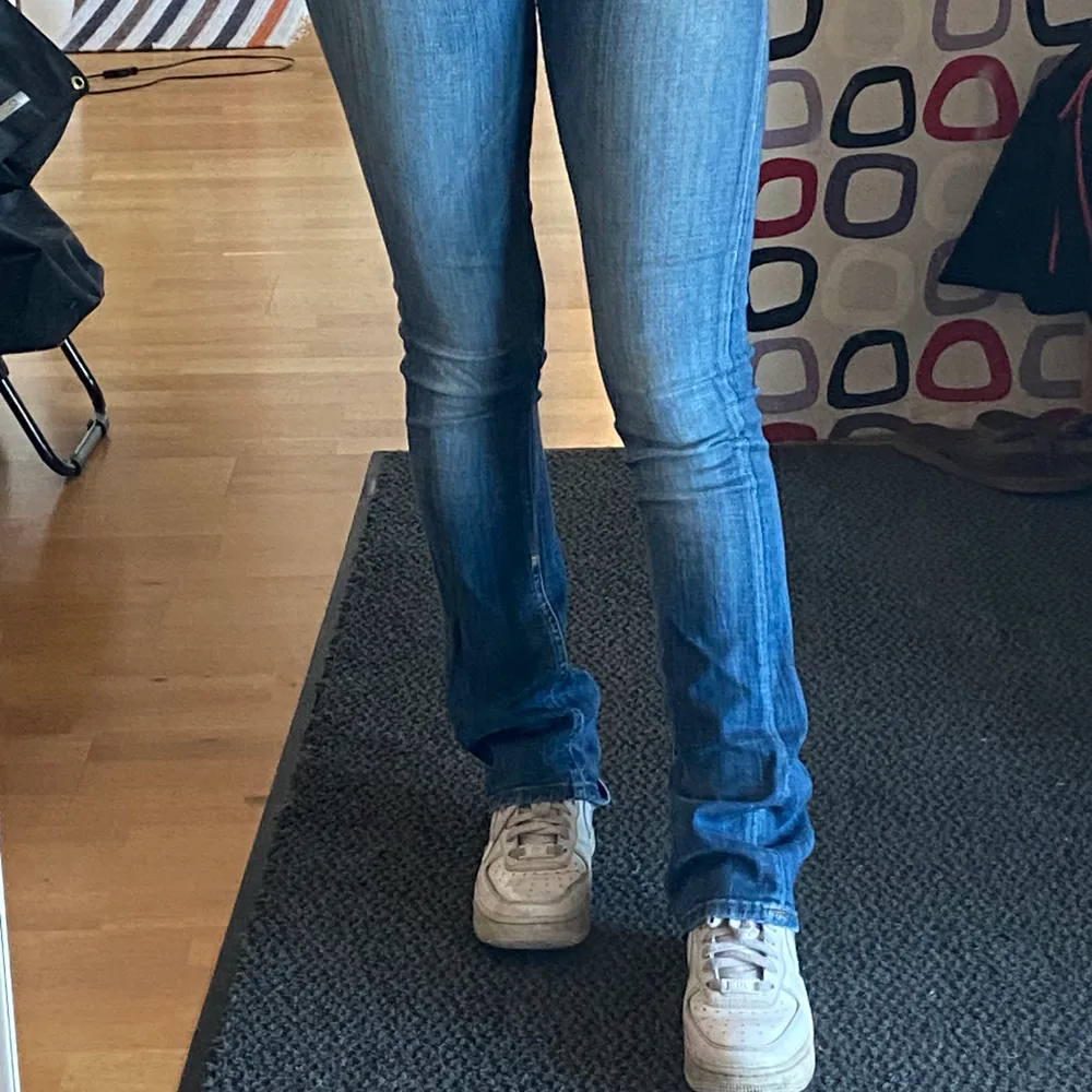 Snygga Leejeans i stl W26 L33. Inga större defekten förutom lite slitningar vid ”hälen”, se bild 3. Köparen står för frakt💕💕. Jeans & Byxor.