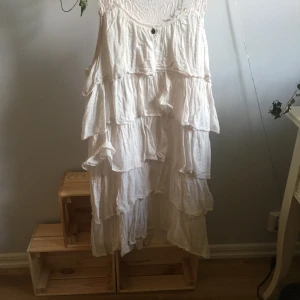 Ljusrosa klänning  - Barnstorlek men passar som en xs/s. Går till knäna (jag är 172 cm) spets i kragen/halsen. 