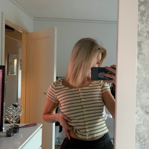 Randig monki topp - Gullig randig topp från monki med knäppning i mitten. Storlek S, 40 kr🥰