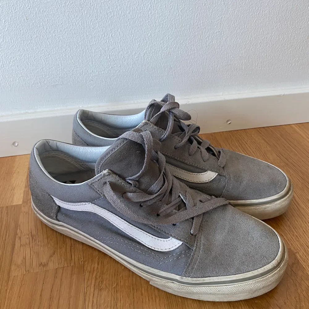 Vans i stl 38, men passar också 37,5. Slitning på hälen inuti skon, se bild 3. Skorna rengörs innan de skickas. Köparen står för frakt💕💕 . Skor.