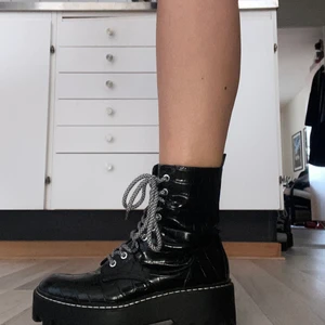 Supersnygga Och sköna platåkängor!  - Ett par platåkängor i veganskt läder, använda 3 ggr så dom är i Mkt bra skick och är väldigt sköna. Buda i kommentarerna eller köp direkt för 350kr + frakt 🤗🦄