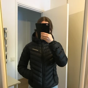 Peak performance jacka , st XS - Peak performance jacka i st XS. Den är i fint skick och endast använd ett fåtal gånger. För mer information, kontakta mig :)