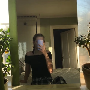 Off shoulder topp - 🖤🖤 Svart off shoulder topp. Passar även S. Köparen står för frakten <3