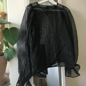 Meshtopp  - Svart tröja i mesh från Gina. Använd ett fåtal gånger. Har tyvär ett litet litet hål på ryggen som ses på sista bilen, dock ej särskilt märkvärt. Storlek 36. Köparen står för frakt.