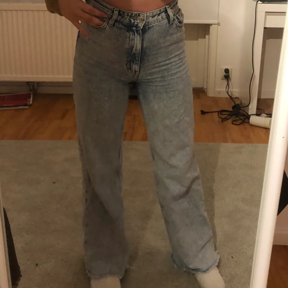 Intressekoll på mina fina jeans från monki! Sitter superbra och är jättesköna, ifall många vill ha dem får ni buda💕. Jeans & Byxor.