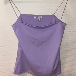 Snygg linne - Snygg lila topp! Aldrig använd😊 frakt tillkommer 🚚 ( kolla mer en gärna in mina andra inlägg! 💕) 