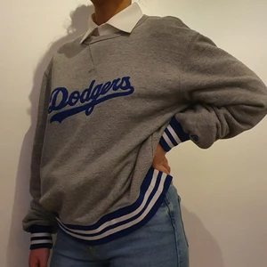 Dodgers Sweatshirt - Dogers offical sweatshirt. Bra skick. På bilderna kan du se hur tröjan sitter på 183 kille samt 160 tjej. 