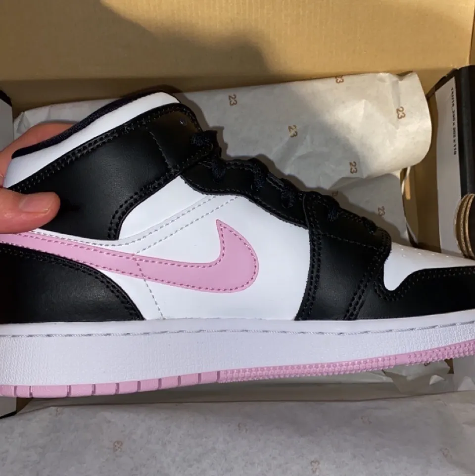 Säljer Jordan 1 Mid Arctic Pink (GS) för 1700 + frakt! Storlek 38. Helt nya, köpta från JD Sports. Om du har fler frågor är det bara att höra av sig 💫. Skor.