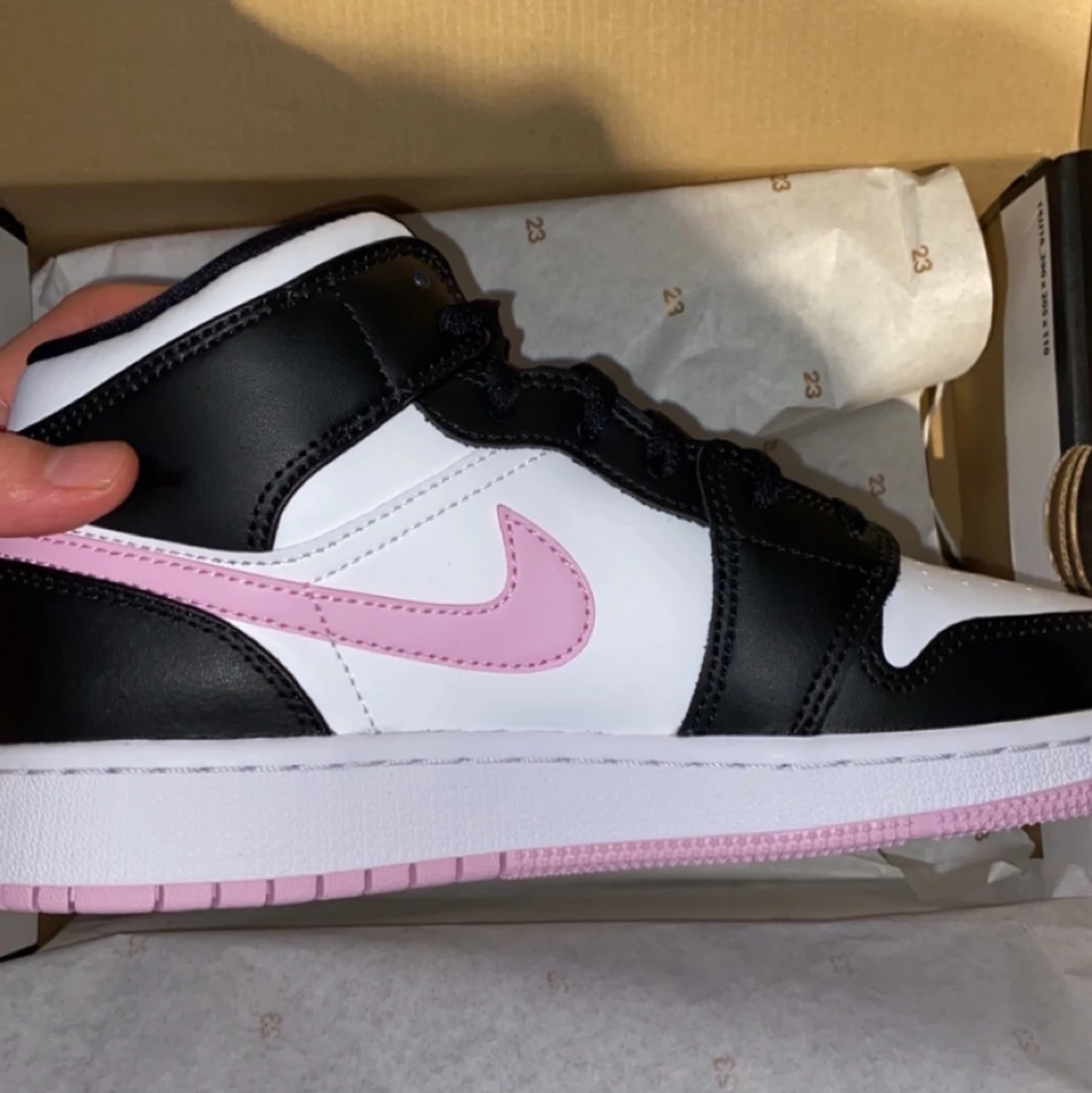 Jordan 1 Mid Arctic Pink 