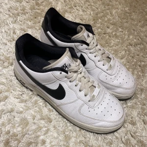 Nike airforce  - Säljer mina vit/svarta Nike Airforce. Köparen står för frakten 63kr 🖤🖤🖤🖤