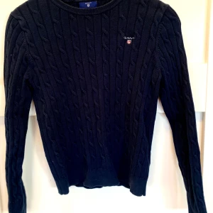 GANT tröja, 164 (som XS) - Jättefin tröja från Gant i strlk 158/164 (passar även XS). Den marinblå färgen är ngt urtvättad som det blir på dessa tröjor, annars mycket fint skick 🌸 275:- 🌸 Obs! Gäller endast den marinblå tröjan men har en rosa & en vit i annan annons!