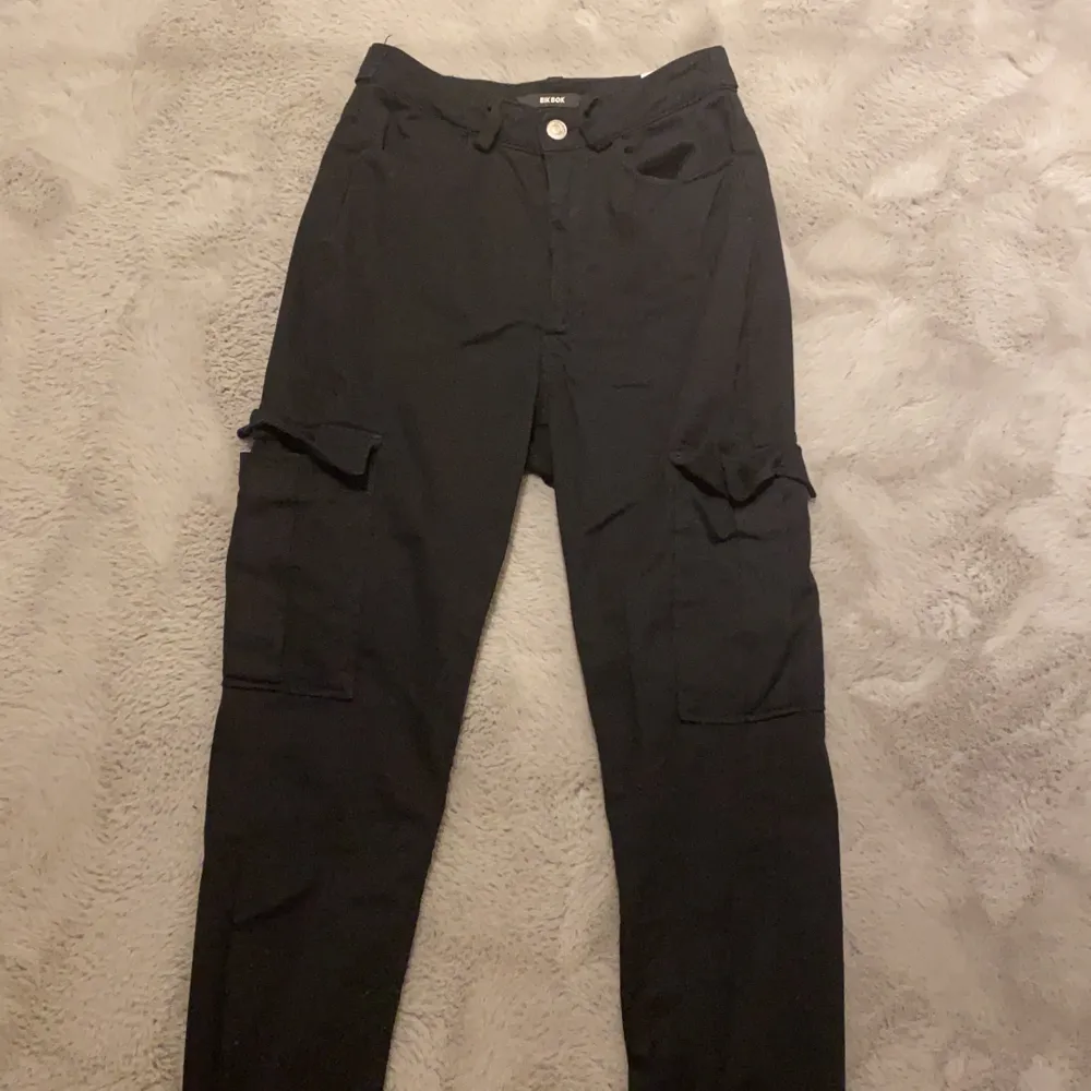 Ett par svarta jeans med fickor på sidorna, väldigt och sköna, dessa är o storleken 36 från bikbok. Jeans & Byxor.
