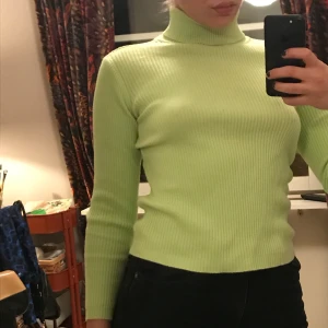 Limegrön polotröja - Superskön polotröja från Gap, köpt på secondhand. Använd 1 gång så den är i fint skick! Strl xs men passar mig som är s.