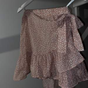 En rosa oanvänd kjol i storlek xs. Säljer för 100kr samt att den är fraktfri. Bara att dma om du vill köpa😊