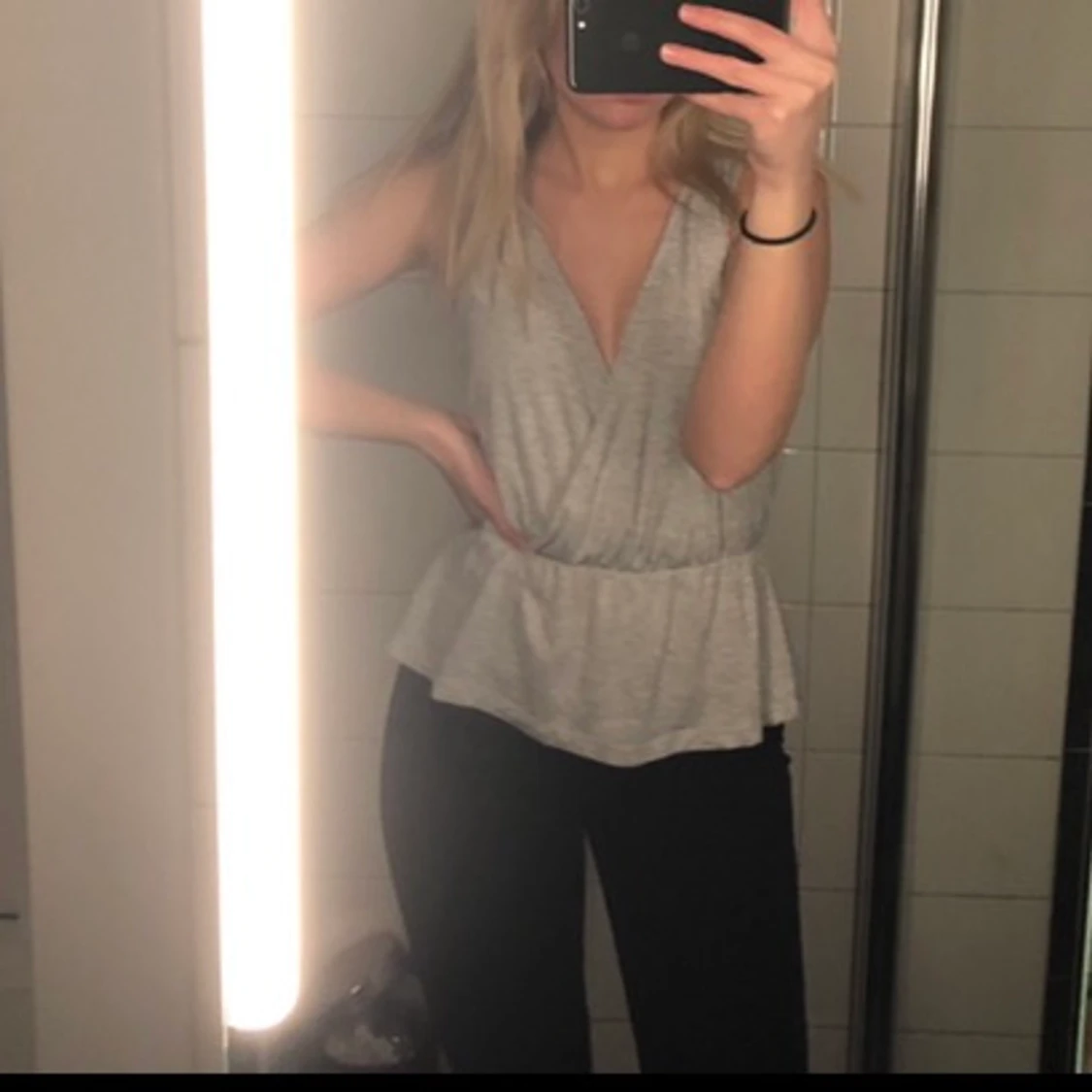 Grått linne med omlott och volang