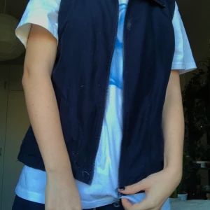 Vintage mörkblå väst  - Vintage väst oversized. Liten fläck på framsidan som går bort i tvätten. Köparen står för frakt. Priset börjar på 90. Vid köp av flera plagg kan frakt kombineras