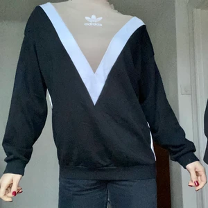 Adidas tjocktröja - Svart, vit, beige tjocktröja/collegetröja från Adidas. Nypris 600 använd endast ett fåtal gånger. 
