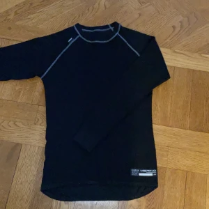 Ulltröja underställ Lindberg barn - Sänka i pris! Tunn värmande underställströja.🖤 Bra skick. Svart med vita sömmar. Material: 70% Merinowool och 30% Polyamide. Storlek 160 (barn), men kan även användas som vuxen XXS. Märke Lindberg. Nypris ca 300kr. Dm vid intresse/frågor/fler bilder.❣️ (Det kan du göra här under för det står ”kontakta”) Avhämtning på Södermalm eller frakt till självkostnadspris.:)