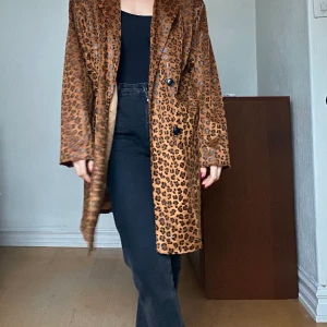 Leopard kappa - Leopardmönstrad kappa av tunnare kvalitet och lite oversized. Inköpt hos Junkyard för 700 kr och endast använd ett fåtal gånger. Pyttelitet hål i höger arm. Kan skicka fler foton 
