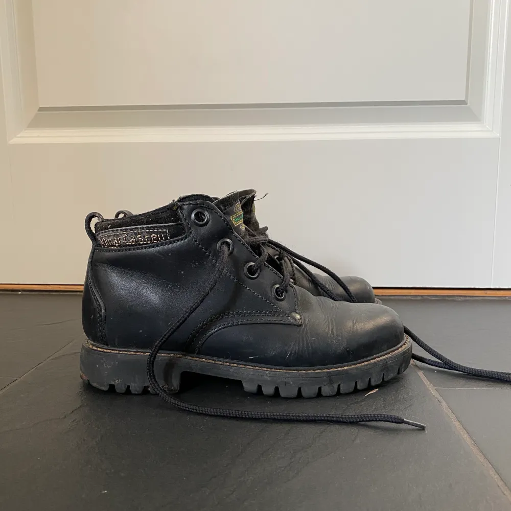 Snygga svarta boots från 80-90 talet i morsans garderob, tyvärr en storlek för små för mig. Skor.