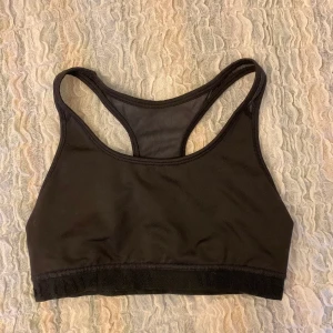 Sporttopp H&M strl S - Basic svart sporttopp från H&M strl S. Säljer för har för många.
