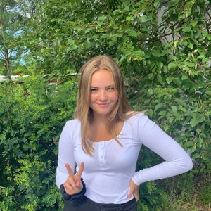 Vit tunn tröja - En superfin vit tröja från Vero Moda💛 Storlek 36 säljer för att den är för liten. Tröjan är i fint skick, använd ett fåtal gånger 1-3!! Frakt betalas av köparen💛💛