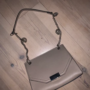 Beige väska - Supersnygg beige/ ljusrosa väska som är i nyskick!! Hör av er om ni undrar något eller vid intresse😊