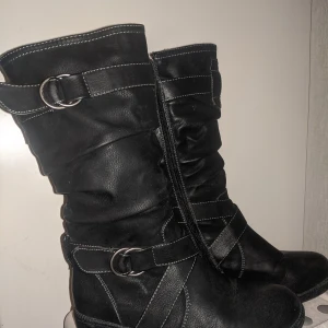 Stövlar - Svarta stövlar ca 2 cm klack vart på en promenad, fodrade med fuskpäls