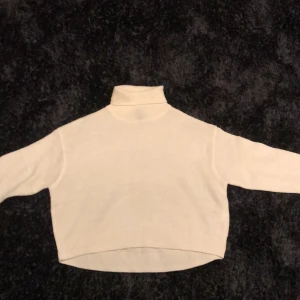 H&m xs - En stickad tröja från h&m med krage. Ny skick aldrig andvänd. Pris kan diskuteras!!