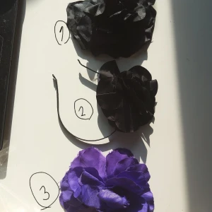 Smycken - Håe smycken och justerbart möjlighet till brush  använda nångång men fräscha  20 kr och diadem  30 kr. Armband pärlor med gummiband använd 10 kr . Bälte  silver färg med mycke vackra stenar hellt ny från london,justerbart i mått S M L 100 kr.betalning med swish eller kontanter.överlämnas i Stockholm  med överenskomelse om plats mellan oss.