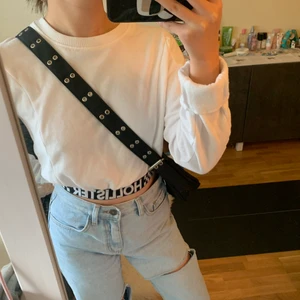 Asball hollister croptee💕💕💕 - Säljer denna häftiga crop-teen från Hollister då den inte kommer till användning! Mysigaste fleece-materialet inuti🤤🤤Har knappt använt, som ny alltså🦋 Köparen står för frakt