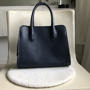 Marinblå väska  - Medelstor marinblå väska inköpt på zara för två år sen men är knappt använd sen dess. Kan mötas upp i Göteborg eller frakta där köparen står för frakten 🤎🤎