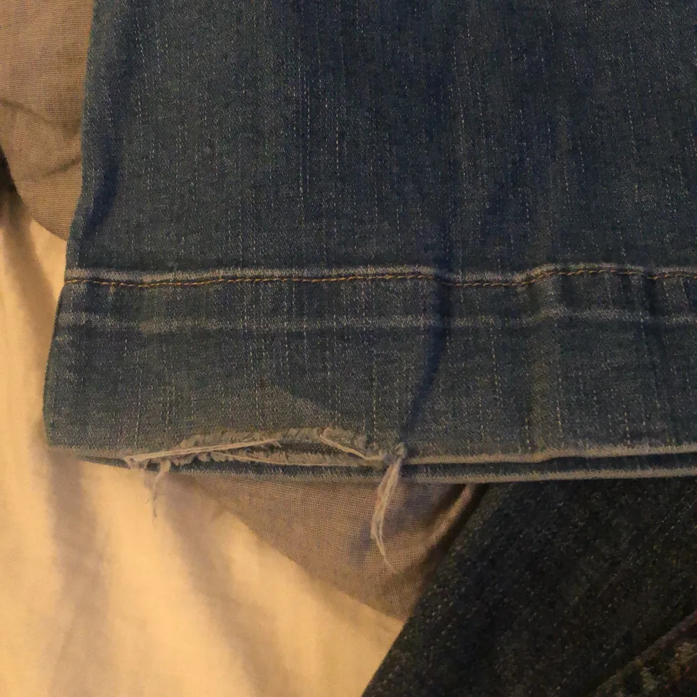 Snygga low-waist jeans från replay i storlek S typ. Lite slitna då jag har trampat för att dem är för långa för mig🐳. Jeans & Byxor.