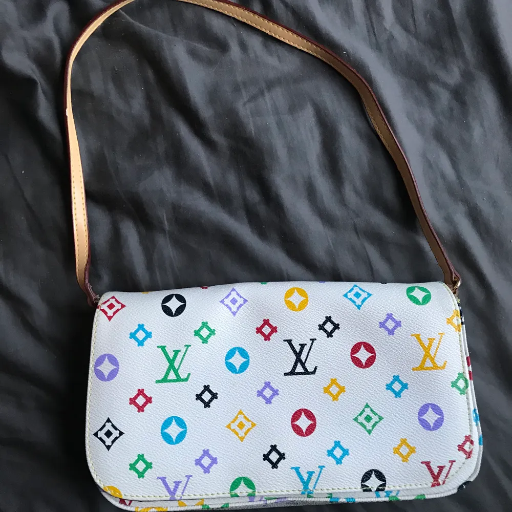 Säljer denna söta fake Louis Vuitton axelväska! Den är knappt använd och ser ut som ny. Väldigt unik och väldig y2k vibe!💓💓 FÖRST TILL KVARN! Är annonsen uppe är väskan kvar!:). Väskor.