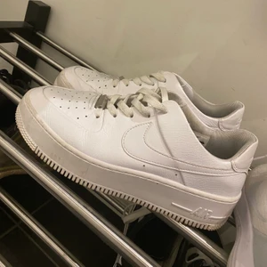 Nike air force Sage - Säljer mina Nike Af i modellen Sage som har platåsula då de tyvärr inte kommer till användning. Ägt dessa i ca 1,5år men knappt använt så känner att jag hellre vill sälja vidare till någon som använder dom! 