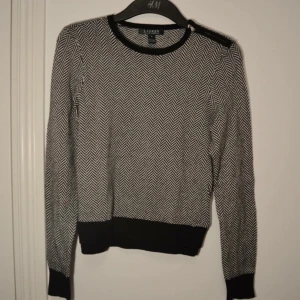  - En tjockare tröja från Ralph Lauren med dragkedja på ena axeln. Aldrig använd, tagen sitter kvar. Köptes för 1400:-

Köparen står för frakten, gör av dig för mer bilder