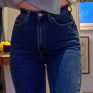 Populära mörkblå weekdayjeans i modellen rowe  - Mörkblå weekday jeans i modellen rowe i strl 24/32, jag är 170 cm lång och har midjemått 69 cm och höftmått 90 cm. De kommer lätt passa ngn kortare och mindre men även ngn i min storlek det beror på hur man vill att de ska sitta ju!! Väldigt bra skick då köpta hyfsat nyligen med nypris 500 kr! Köparen står för eventuell frakt