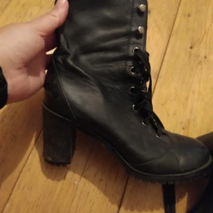 Snygga kängor med klack strl 39/40 - I jättefint skick! Rutmönster inuti och snörning.