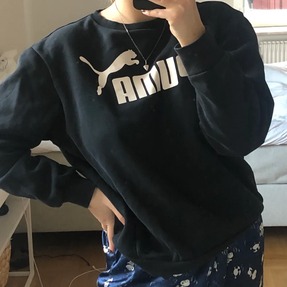 Säljer denna Puma Sweatshirten i storlek L. Nice oversize fit! . Hoodies.