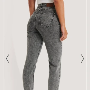 Grå stentvättade mom jeans från NAKD - Dessa snygga jeans är enbart använda en gång och är i en snygg stentvättad färg. Ny pris på dessa är 500kr. 