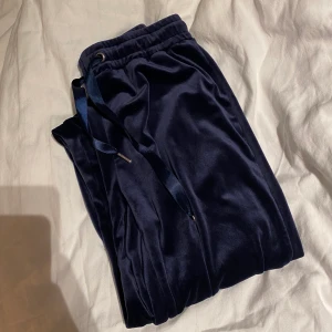 Sammet mjukisbyxor  - Säljer mina helt nya mjukisbyxor ifrån gina💞Jätte mysigt material och helt oanvända. Säljer då jag har fler.