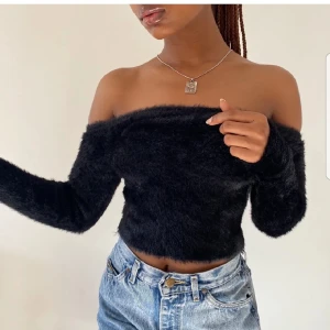 Offshoulder topp - Svart pälsig offshoulder tröja från H&Ms divided, köpt här på plick men den var nt som jag tänkte mig så säljer den vidare😋💞 obs lånade bilder