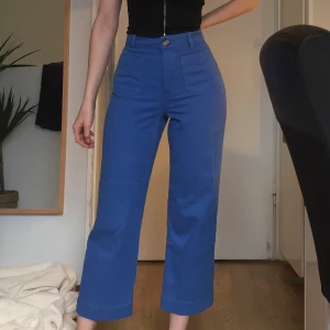 Blåa byxor!!! - De snyggaste blå brallorna någonsin som tyvärr är lite väl korta på mig och lite stora i midjan! Aldrig använda så nyskick. Jag har 65 cm midja, 98 cm höfter, 85 cm från skrevet till golvet och 78 cm från skrevet till ”knölen” på insidan av vristen 💗